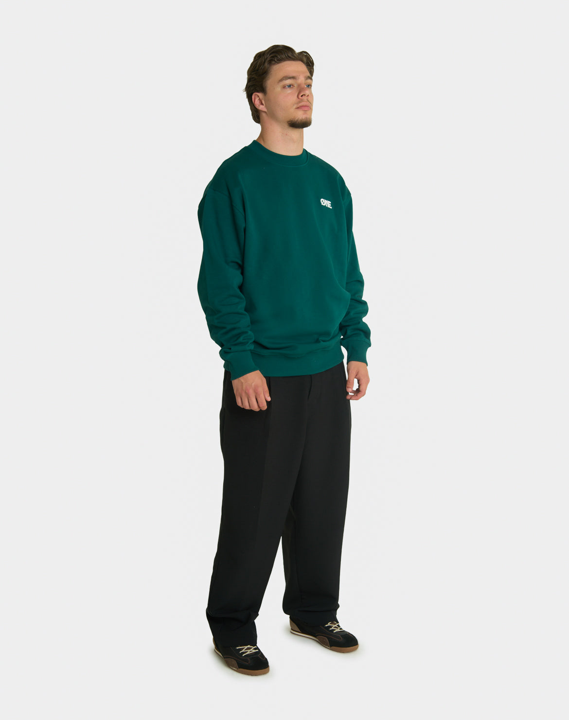 ONE BASIC CREWNECK